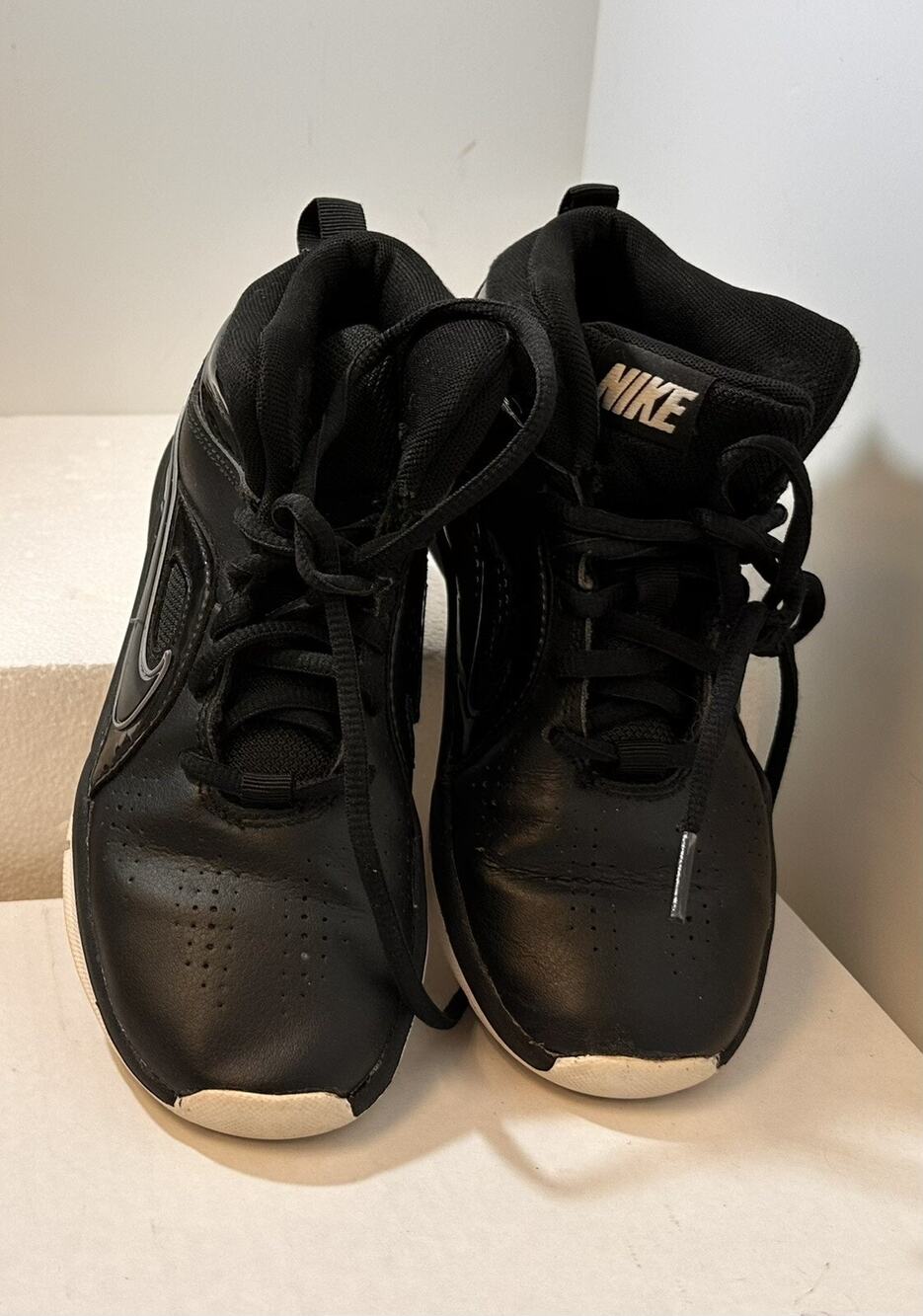 Nike Shoes Team Hustle Youth Sz 2Y #599188-001